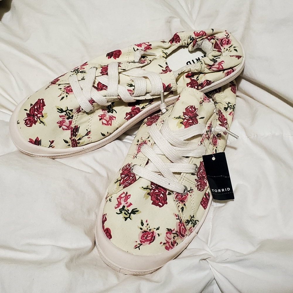 NWT Torrid Floral Multicolor Ruched Sneaker, size 10